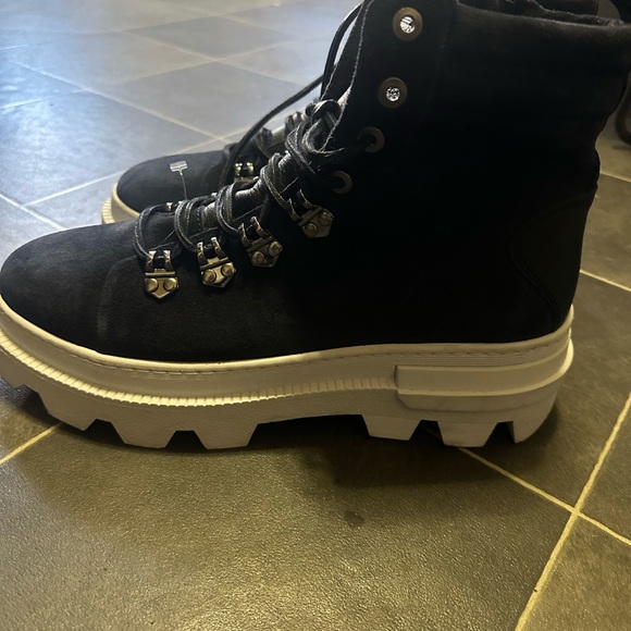 Karl Lagerfeld Paris
Men's Lug Sole Suede Lace-Up Work Boots - Picture 3 of 7